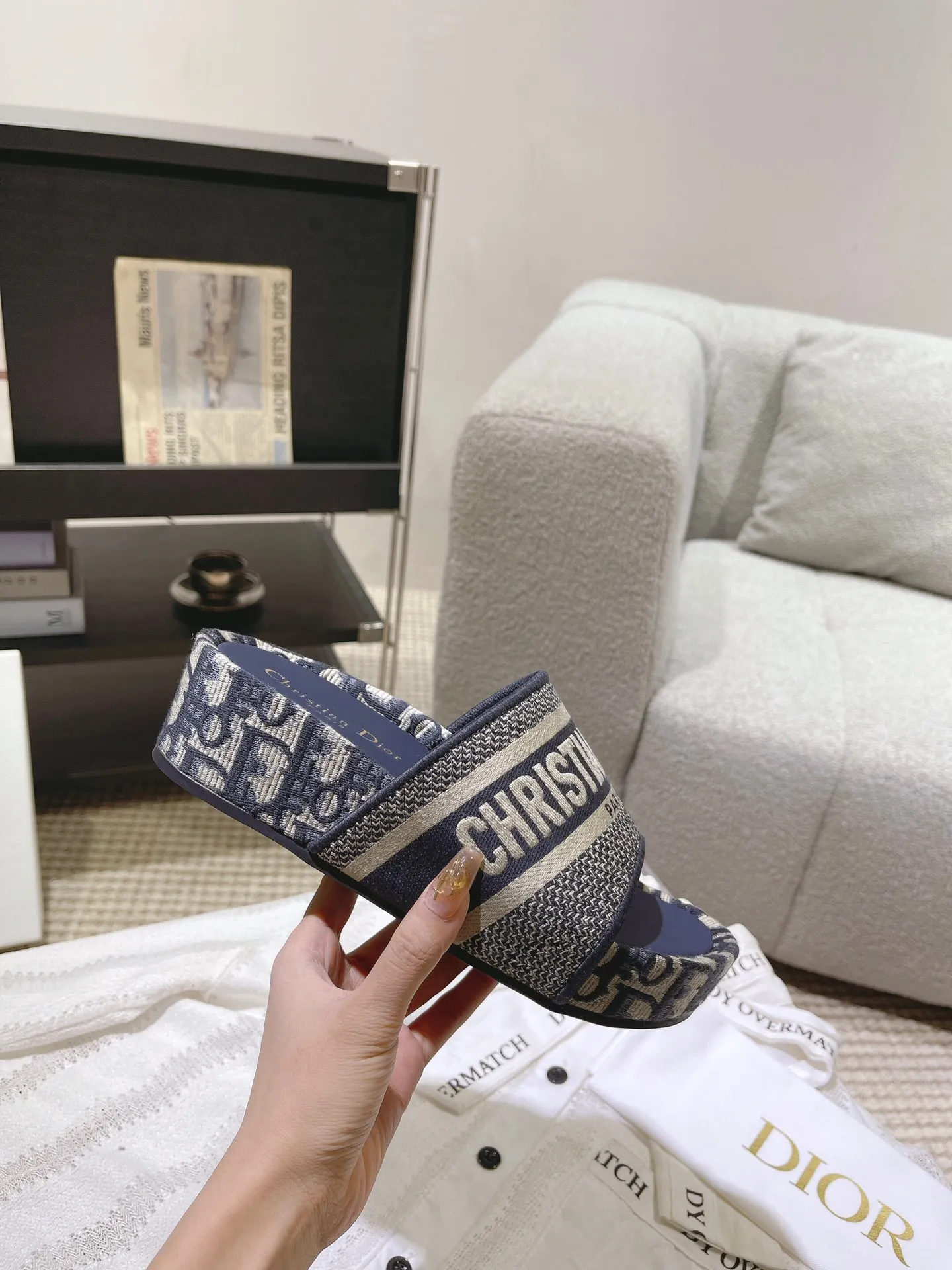 👟👟Ex-factory price 480👟👟 DIOR Dior's new spring and summer letter-printed thick-soled slippers▪️ High-end quality, welcome to inspect and compare three brands👏 Beautiful wedge-heeled thick-soled slippers, which make the feet slimmer and longer than the flat ones. Here are the benefits for small girls❤️ They are also a must-have slipper for daily travel and home. You can wear it however you like regardless of the occasion. The color is super beautiful! No need to worry about any dress code, the outsole is designed with a non-slip and wear-resistant backing, so you don’t have to worry about rain on rainy days. Size: 34-40 yards (custom-made sizes 34.40 are non-refundable)